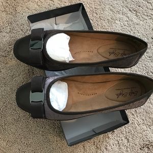 Ladies Size 7.5 Narrow Flat Ballet Style Hush Puppies Faeth